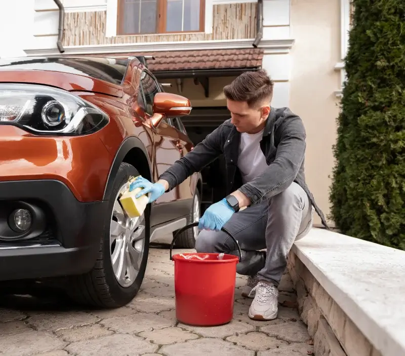 Lavage auto à domicile Wingersheim les Quatre Bans : professionnel intervenant sur un véhicule